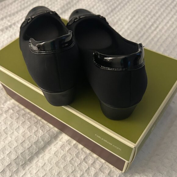 Exceptionally Comfortable and Stylish Black and Patent Leather Women's Shoes - Picture 2 of 9